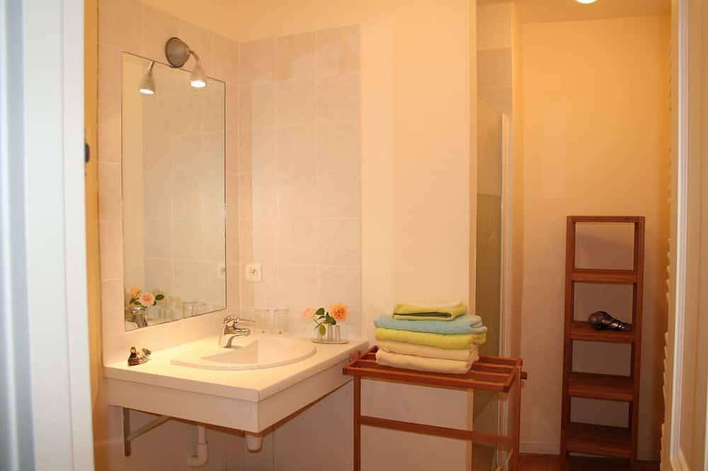 Beautiful manor with swimming pool and orchard facing the Provençal Colorado in Rustrel, Parque natural regional del Luberon