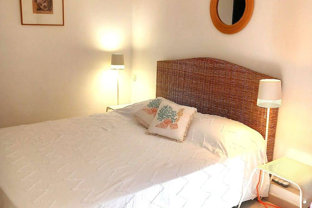 Appartement entier, Appartement cosy climatisé, place de parking privée, terrasse  à 1km du village. in La Cadière-d'Azur, Côte méditerranéenne (France)