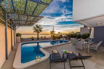 Villa mit pool für 10 Personen, mit Balkon/Terrasse und Sauna sowie Pool in Makarska