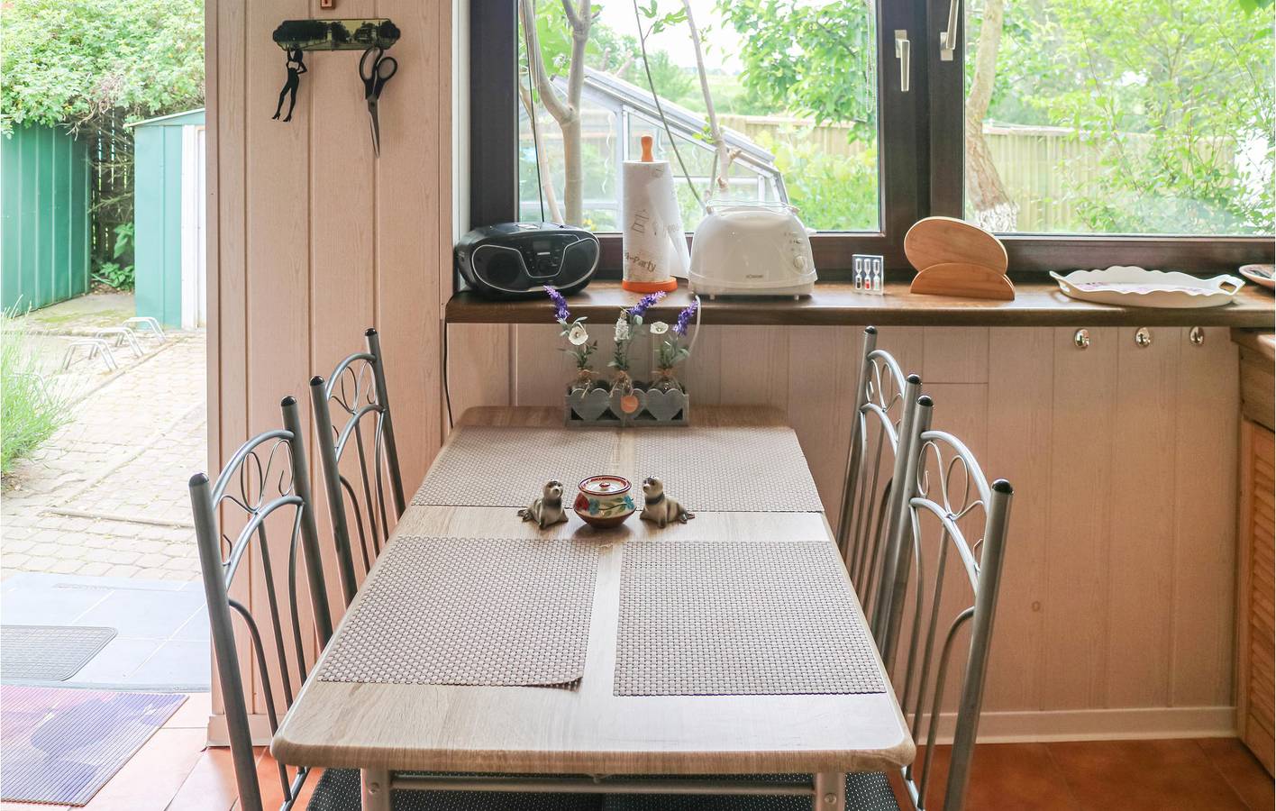 Ganze Ferienwohnung, Modernes Apartment mit Parkplatz, Terrasse und TV in Schwaan, Mecklenburgische Ostseeküste