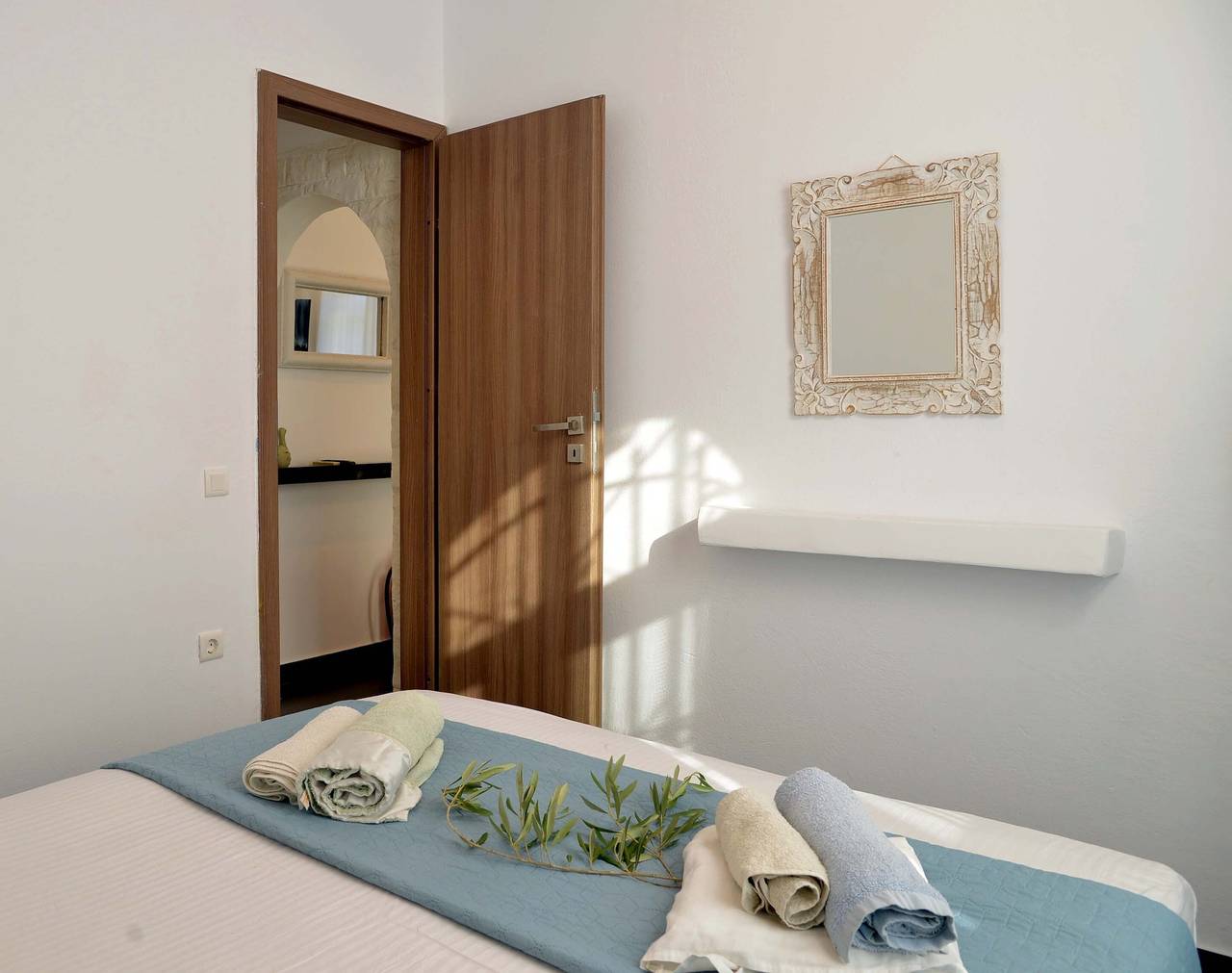 Appartement entier, Appartement 'Doliva Studio' avec piscine privée, vue montagne, Wi-Fi et climatisation in Agios Gordios, Corfou