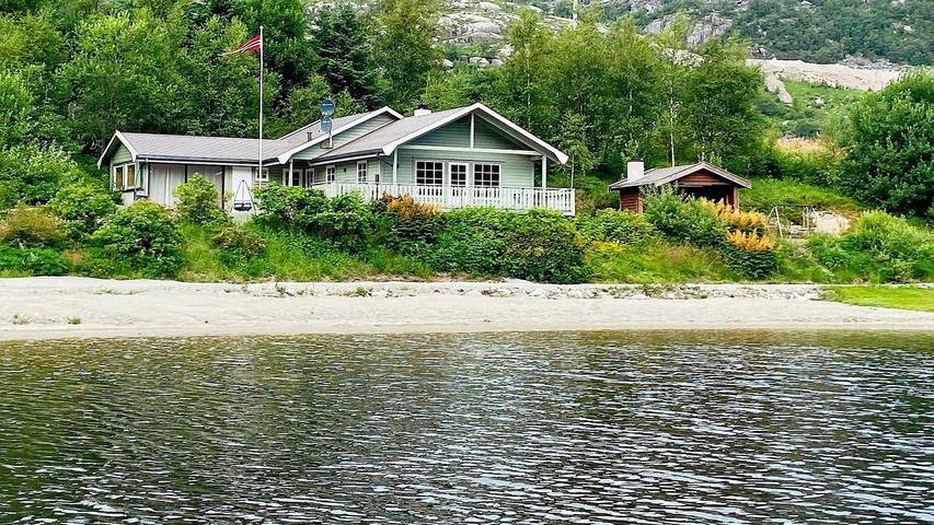 Vacation rental for 8 people, with yard and hot tub as well as terrace in Norway
