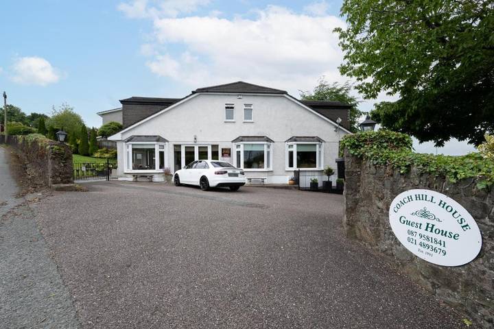 Alojamiento y desayuno para 4 personas, con Jardín además de Vistas al lago y Vistas en Cork