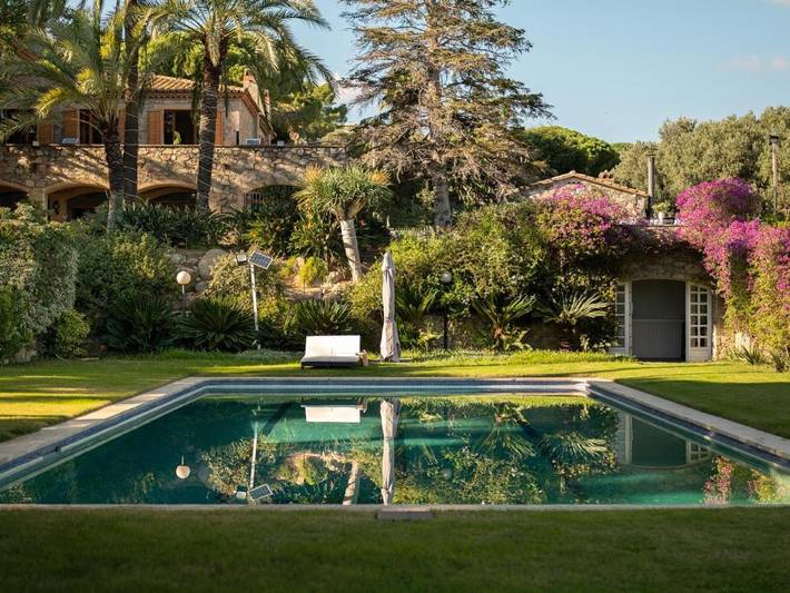 Location de vacances pour 24 personnes, avec vue ainsi que jardin et piscine à Cabrils - 3