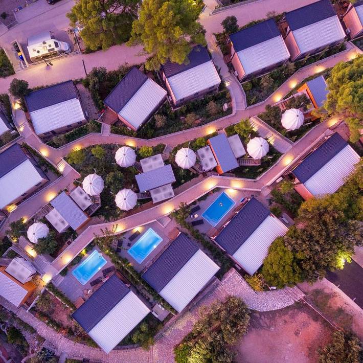 Parc de vacances pour 3 personnes, avec jardin et piscine, animaux acceptés - 1