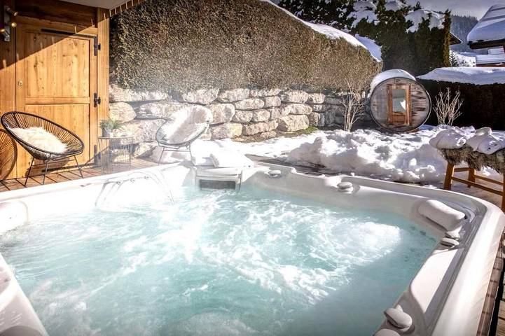Chambre d’hôte pour 12 personnes, avec Balcon et Terrasse ainsi que Jardin et Vue à Courchevel
