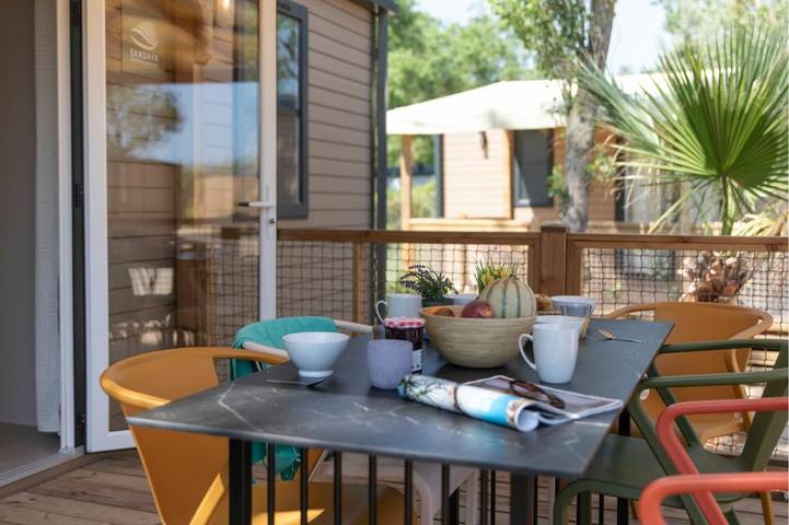 Mobil home pour 6 personnes, avec piscine ainsi que terrasse et jardin, adapté aux familles dans Plages des Cabanes de Fleury - 3