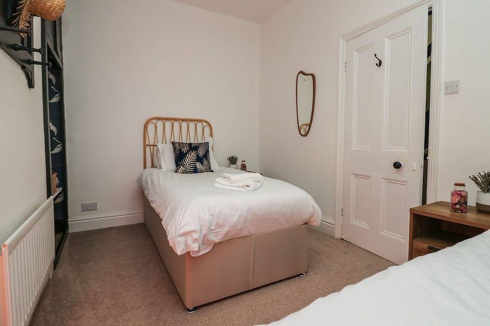 West End Bay, pet friendly, character holiday cottage in Morecambe in Morecambe, Lancashire