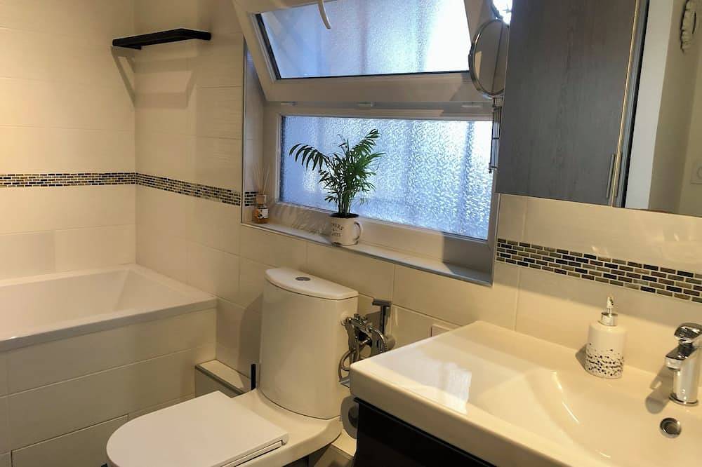 Entire apartment, Stylish apartment with terrace 50 m from the arena in Bayonne, Bayonne region