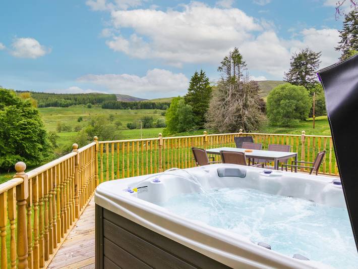Log cabin for 6 people, with garden in Glenshee