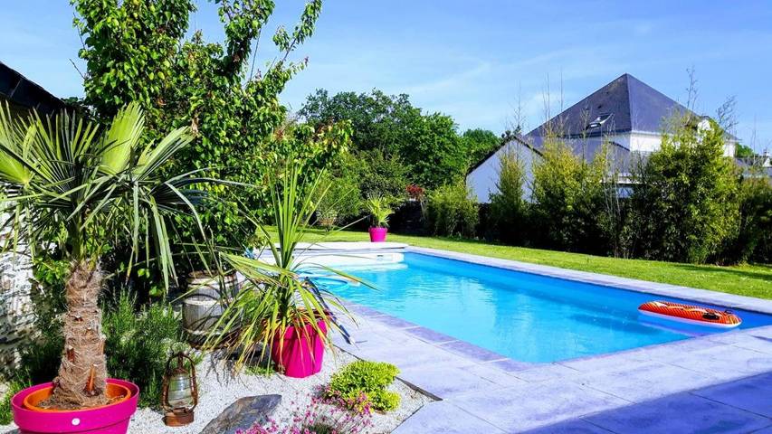 Chambre d’hôte pour 4 personnes, avec piscine ainsi que bassin pour enfant et jardin, animaux acceptés à Juigné-sur-Loire