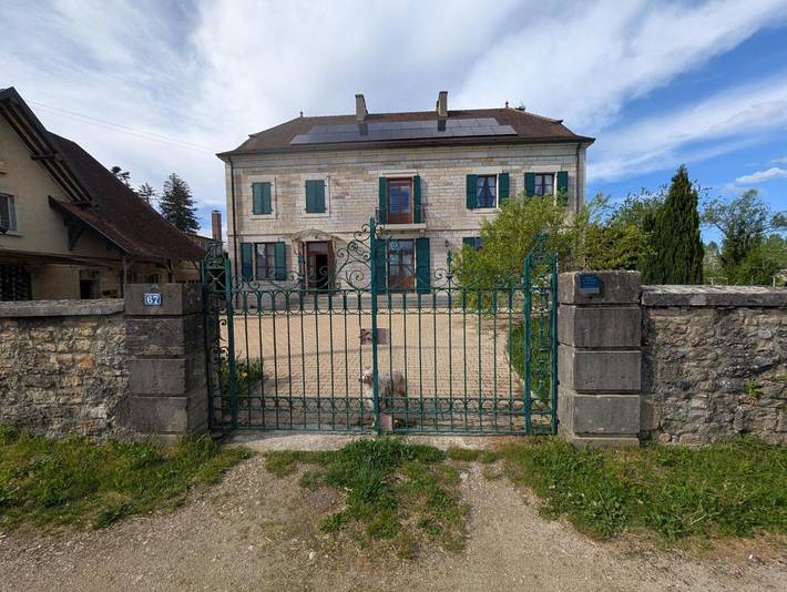 Gîte pour 7 personnes, avec Balcon et Terrasse ainsi que Jardin et Piscine à Chamblay