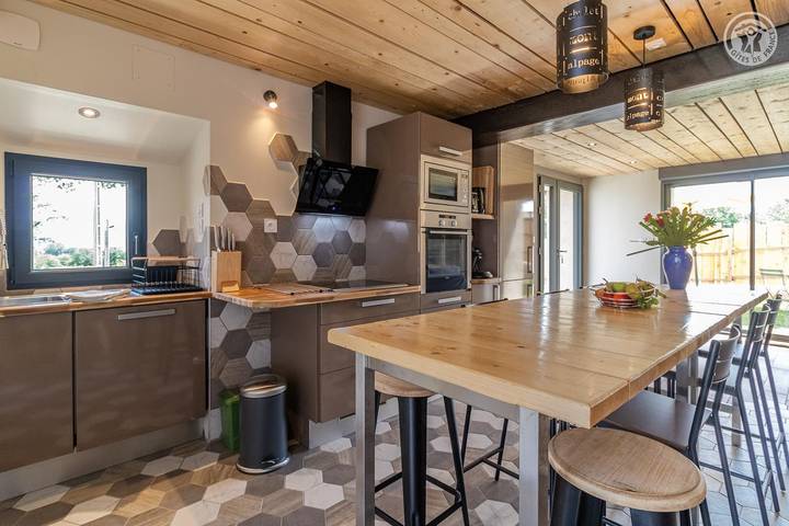Gîte pour 10 personnes, avec jardin et terrasse dans La Biolle - 4