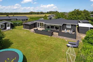 Ferienhaus für 10 Personen, mit Terrasse und Whirlpool sowie Garten in Øster Hurup