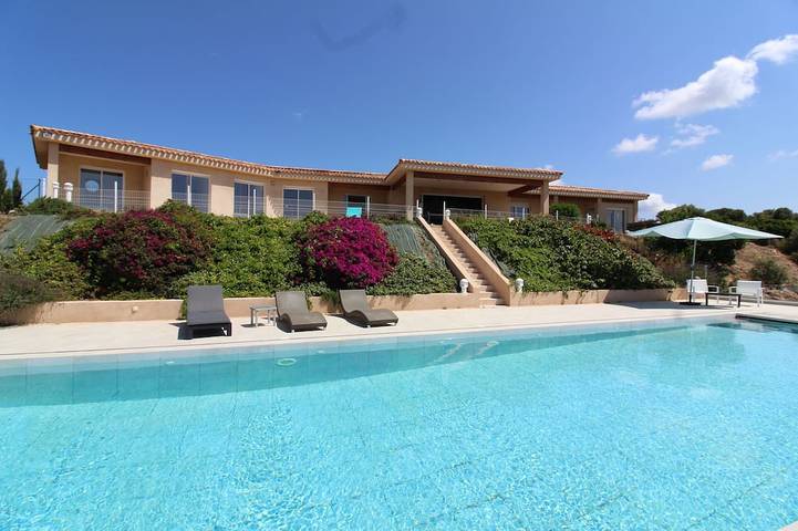 Villa pour 10 personnes, avec piscine ainsi que jacuzzi et jardin - 1