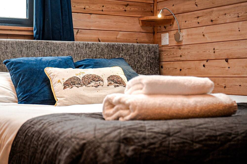 Luxury Glamping Pod over Fishing Lake in Boston (Lincolnshire), Lincolnshire