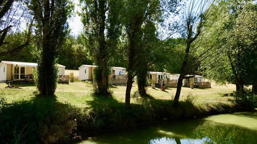 Camping pour 6 personnes, avec terrasse et piscine, animaux acceptés dans le Lot-et-Garonne - 2