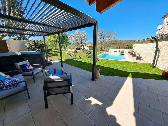 Location de vacances pour 4 personnes, avec piscine ainsi que jardin et jacuzzi à Thénac
