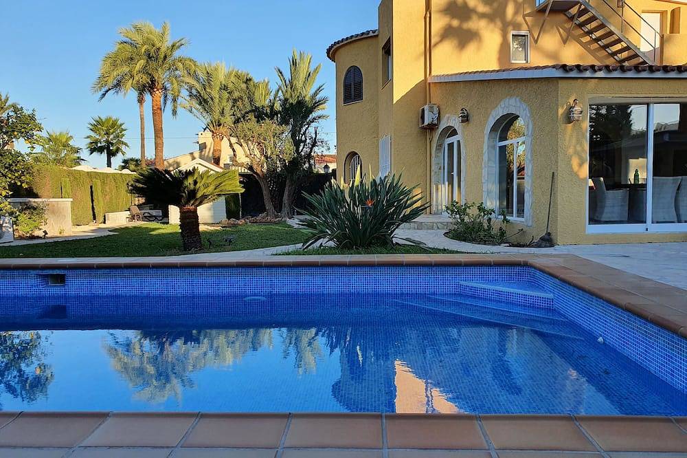Villa de luxe à 200 m. sur la plage pr. Piscine, jardin de 1250m2, bien-être, barbecue, climatisation, WiFi in Almadrava, Costa Blanca
