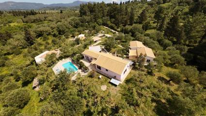Ferienhaus für 20 Personen, mit Ausblick und Pool sowie Garten, mit Haustier auf Korfu