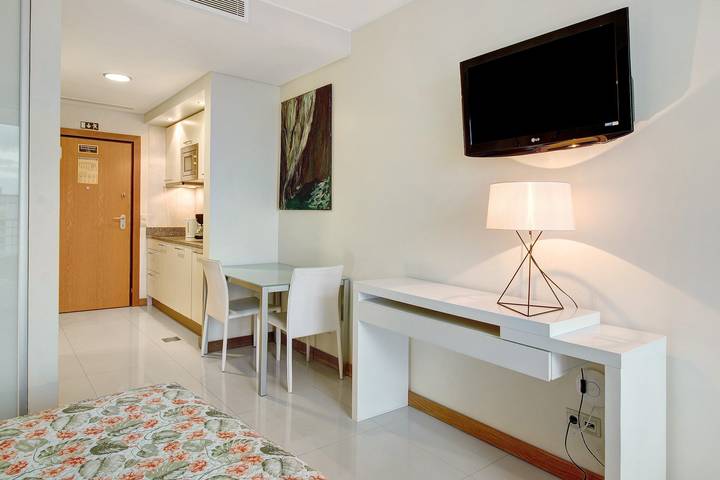 Entire apartment, Apartment 'Dfm Happy Days F - Funchal' with Balcony, Wi-Fi and Air Conditioning in São Martinho, Madeira
