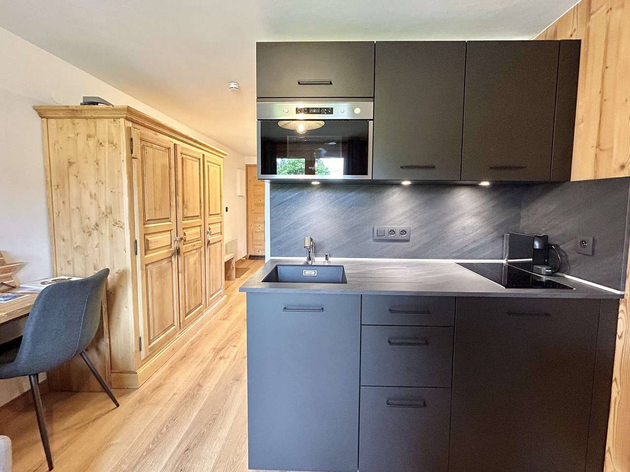 Appartement entier, Charmant studio avec balcon exposé sud, casier à skis et parking, proche des pistes à Demi-Quartier in Demi-Quartier, Pays du Mont-Blanc
