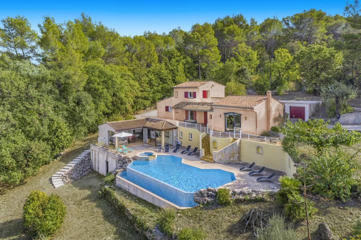 Amplia Villa Colombes con vistas, aire acondicionado y piscina infinity in Draguignan, Region de Draguignan
