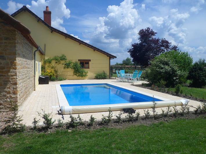 Location de vacances pour 11 personnes, avec piscine ainsi que terrasse et jardin dans le Cher - 2
