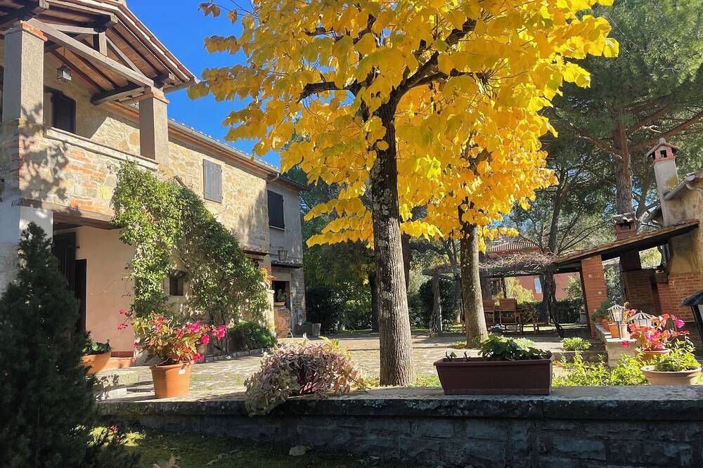 Typical stone cottage with large garden and private parking space in Passignano sul Trasimeno, Lake Trasimeno