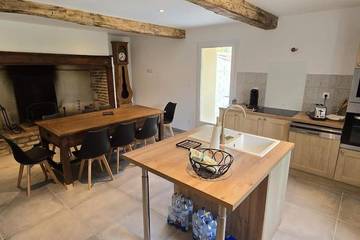 Location de vacances pour 8 personnes, avec sauna et piscine ainsi que terrasse et vue à Castelnau-de-Lévis