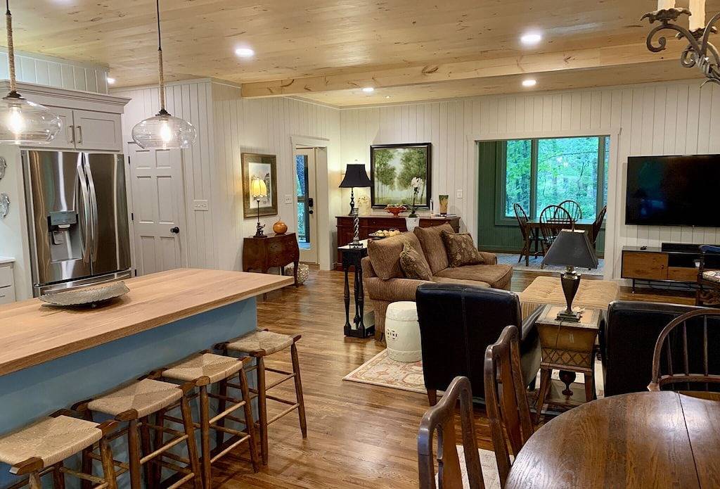 Nestleinn: Luxury Mountain Retreat with Fire Pit, Decks & Forest Views. in Scaly Mountain, Macon County