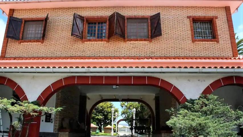 Casa rural para 11 personas, con jardín además de piscina y jacuzzi, Se admiten mascotas en Rías Altas