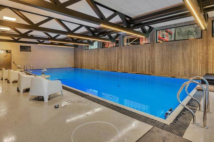 Ferieleilighet for 8 personer, sauna og terrasse i tillegg til badebasseng og jacuzzi i Søgne 