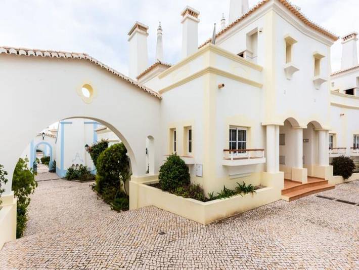 Casa de férias para 4 pessoas, com piscina e varanda, adaptado a crianças em Budens