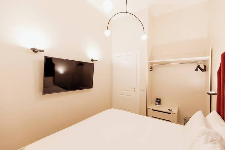5 minutes from Naples' historic center and 2 minutes from Line 1, Università Station. in Neapel, Neapel Provinz
