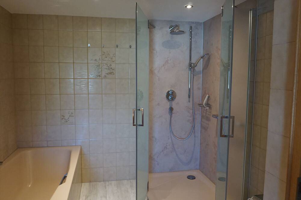 Apartamento inteiro, Apartamento 'Ferienwohnung Anna Durbach' com Varanda, Wi-Fi e Ar Condicionado in Durbach, Central Black Forest