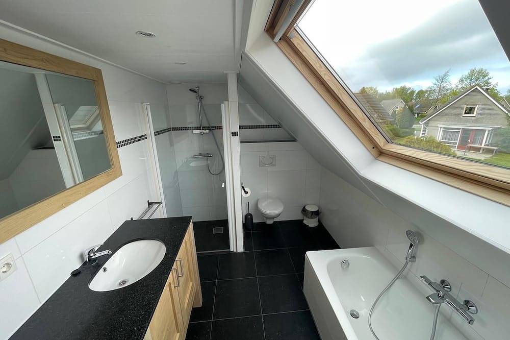 Luxury restyled bungalow for 6 people in Medemblik, Ijsselmeer