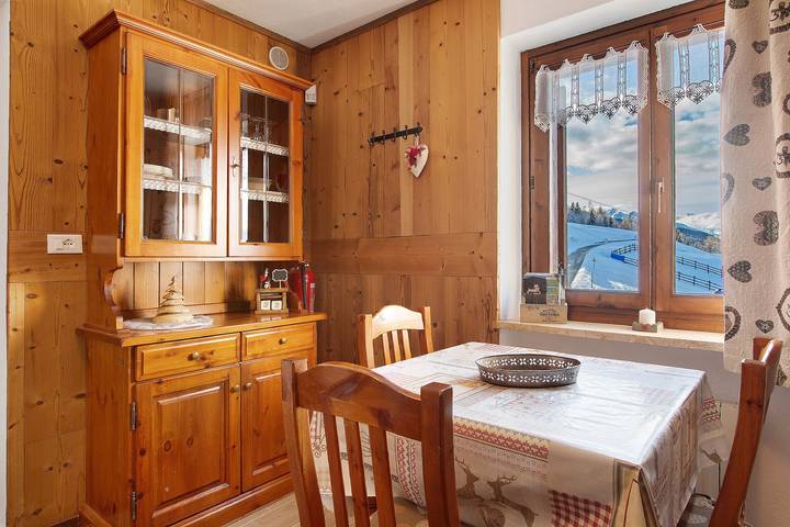 Entire apartment, Apartment 'Vacanze' with Mountain View, Balcony and Wi-Fi in Plan Praz (Gressan), Comune di Gressan