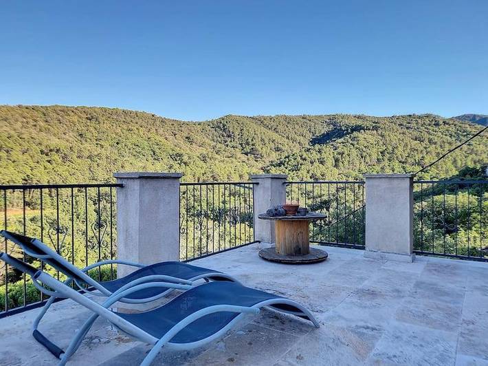 Location de vacances pour 4 personnes, avec terrasse et vue à Les Mayons
