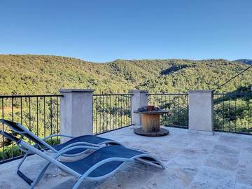 Location de vacances pour 4 personnes, avec vue et terrasse à Les Mayons