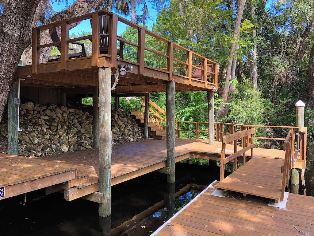 Mehrstöckiges Deck / Dock mit Blick auf den malerischen Withlacoochee River in Inglis, Levy County