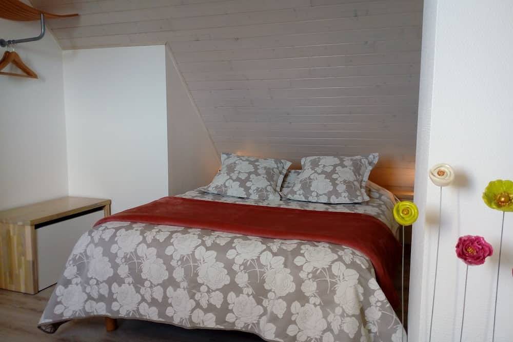 Walking distance to the beach, with a nice wiev on the see and the country. in Locmaria, Côte des Mégalithes