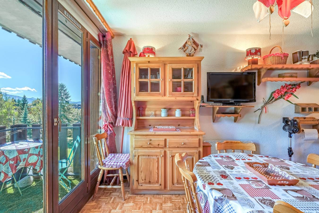Entire apartment, Grand studio terrasse plein sud vue station in Saint-Jean-Montclar, Montclar