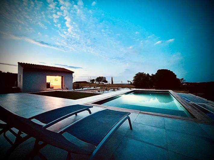 Cottage pour 2 personnes, avec piscine et terrasse ainsi que jardin et vue à Sainte-Colombe-de-la-Commanderie