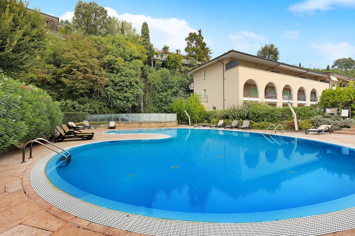 Ganze Wohnung, Luxuriöse Ferienwohnung mit Seeblick, gemeinschaftlich genutztem Pool & Wlan in Manerba del Garda, Gardasee-Berge