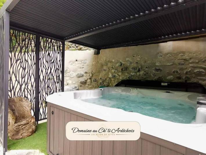 Location de vacances pour 4 personnes, avec jardin ainsi que piscine et vue, animaux acceptés à Rochessauve - 2