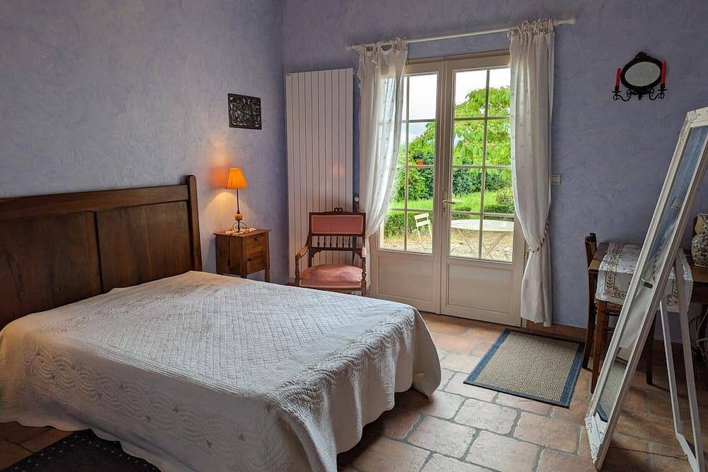 Charming Cottage with Wifi and Pets Allowed in Saint-Romain, Charente