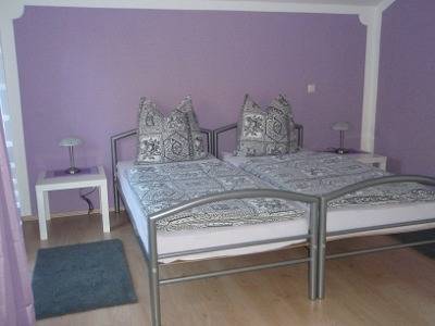 Ganze Ferienwohnung, Ferienwohnung am Schloßberg - Fw mit 1 Schlafz., 1 komb. Wohn-/Schlafz., Küche, Bad Du+Wc+Badewanne, 5 P., Eg, 72 m² in Arnstadt, Thüringer Kernland