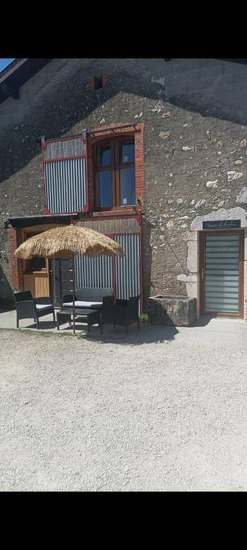 Gîte pour 6 personnes, avec vue ainsi que terrasse et piscine à Seyssel