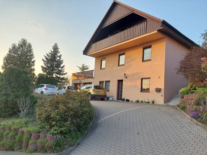 Apartamento entero, Apartamento 'Haus schöne Aussicht bei Chemnitz' con vistas a la montaña, balcón y wifi in Klaffenbach, Chemnitz